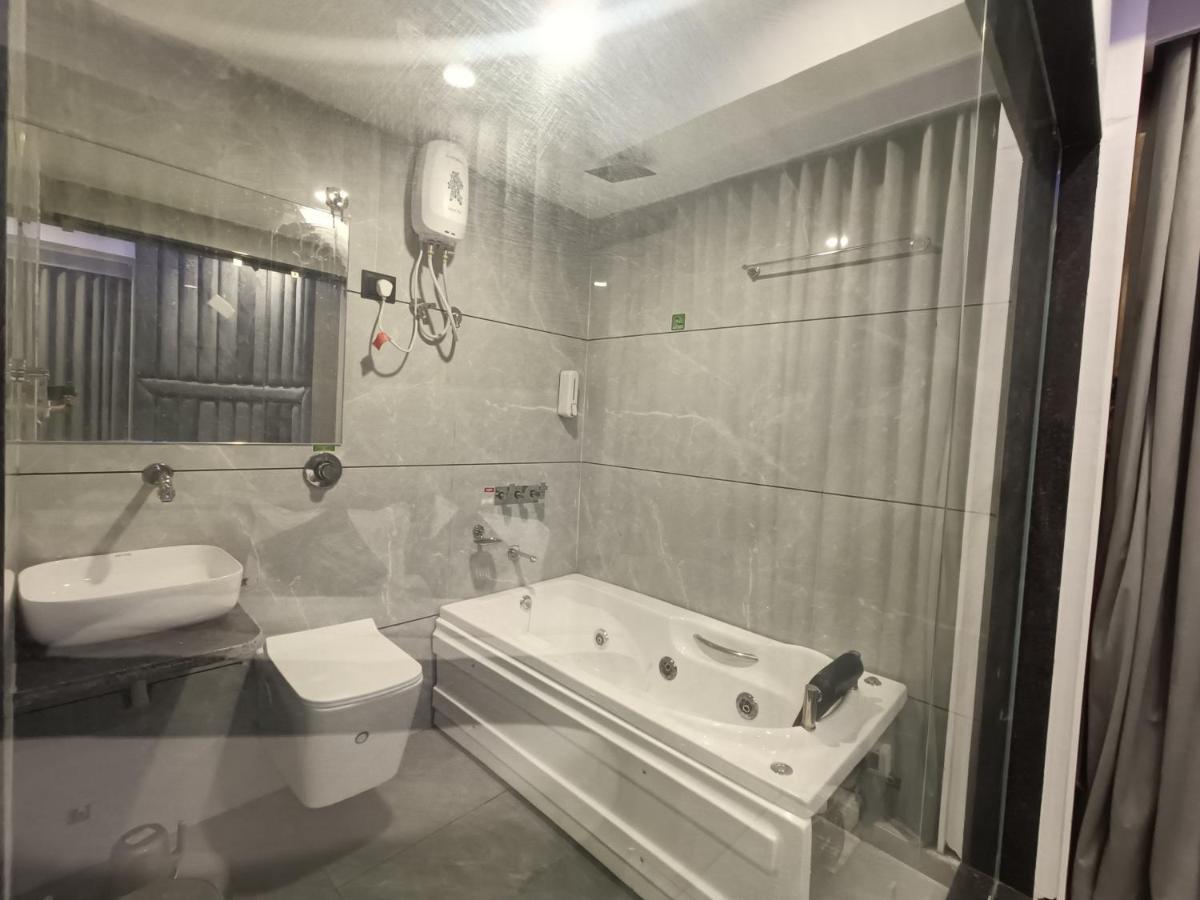 Hotel Asiana Sky Motera אחמדאבאד מראה חיצוני תמונה